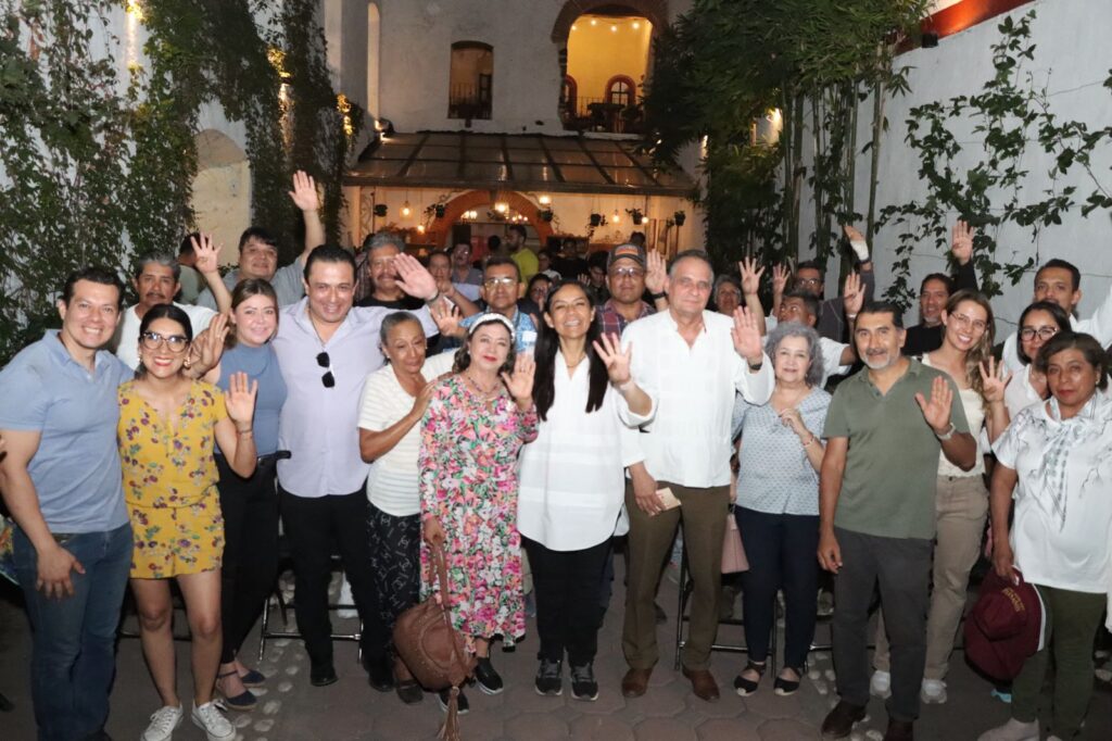 Ariadna Ayala escucha a comerciantes de Atlixco