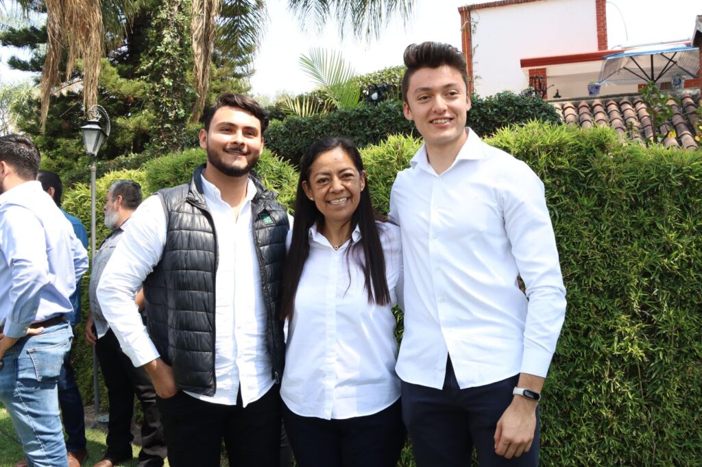 Ariadna Ayala escucha propuestas de jóvenes universitarios de Atlixco