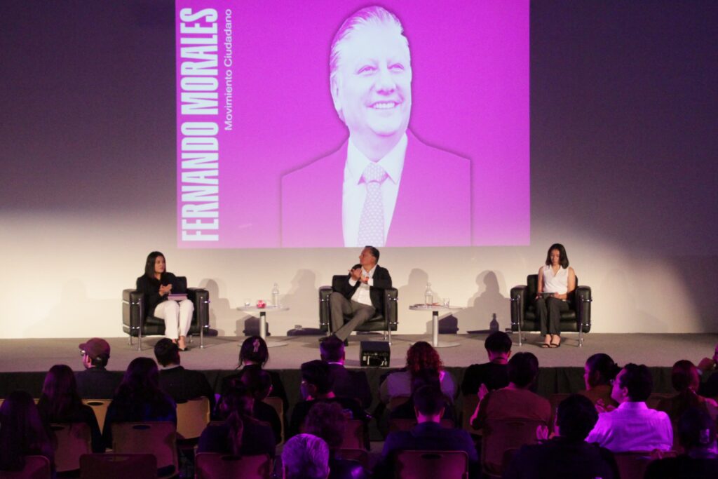 Fernando Morales conversa con jóvenes
