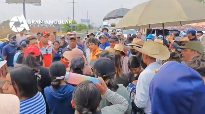 Video desde Puebla: Vecinos de Coronango bloquean la autopista a CdMéx