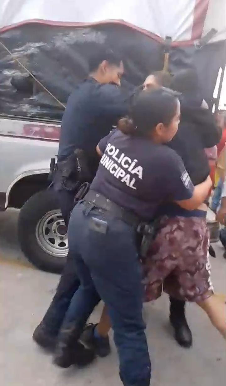 Video desde Puebla: “Valientes” policías de Huauchinango detienen a “peligroso” cargador de pollo