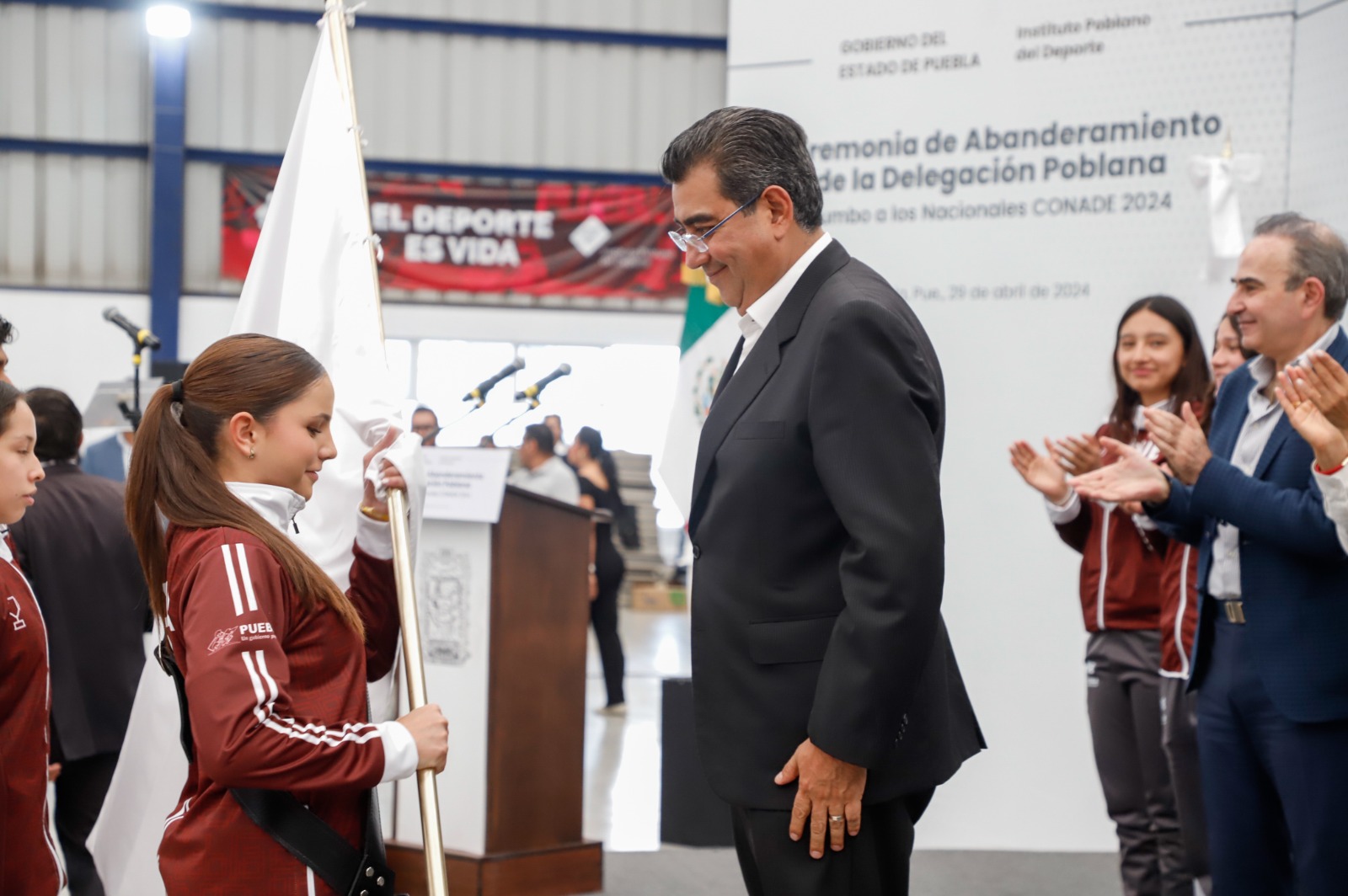 Sergio Salomón abanderó a 700 deportistas poblanos que participarán en los nacionales Conade