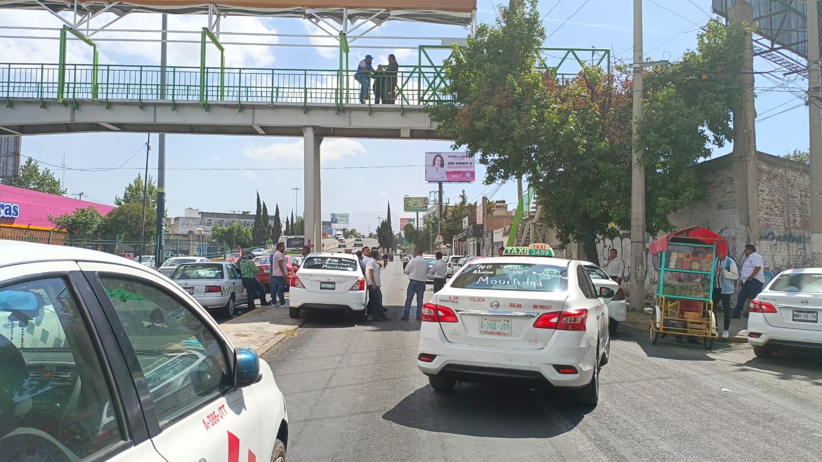 Taxistas colapsan Paseo Tollocan en Toluca con bloqueo