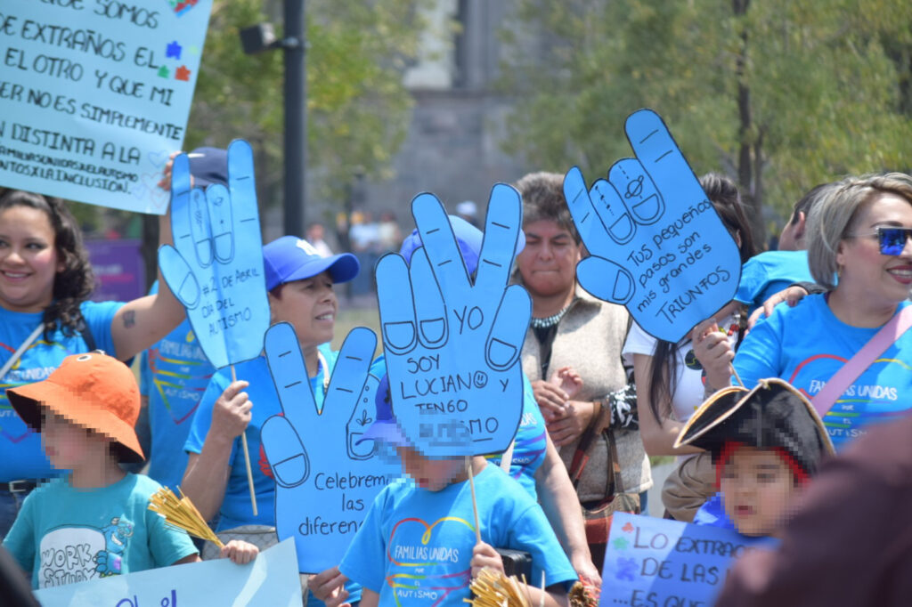Padres de familia apuestan por concientizar sobre el autismo