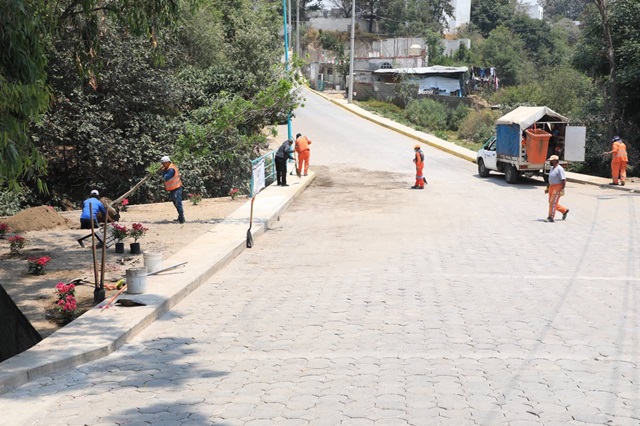 Avenida Cuauhtémoc en la junta auxiliar de San Miguel Canoa en circulación