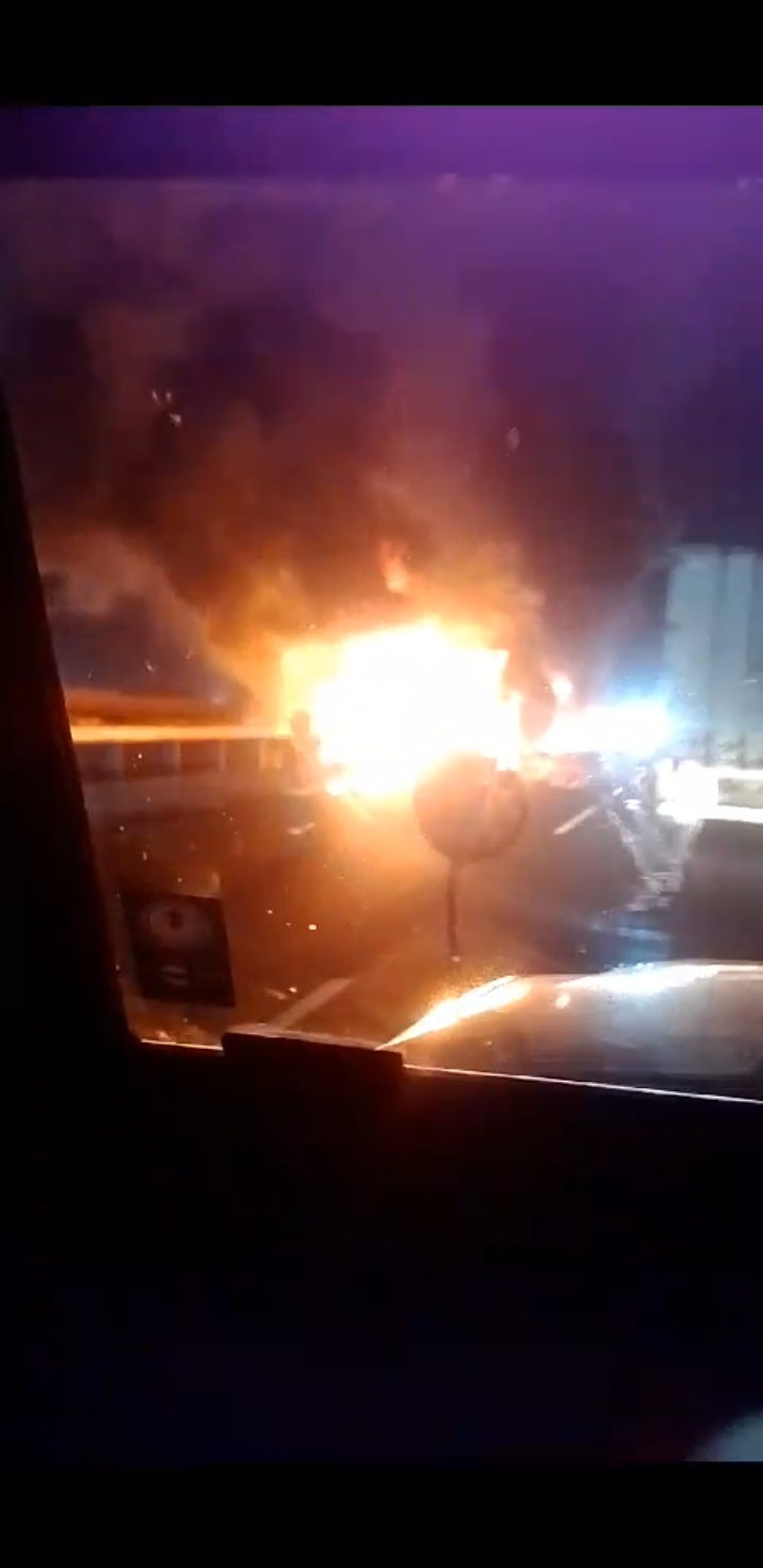 Fotonota y video: Cierran la Puebla Orizaba con sentido a Amozoc por incendio de camión
