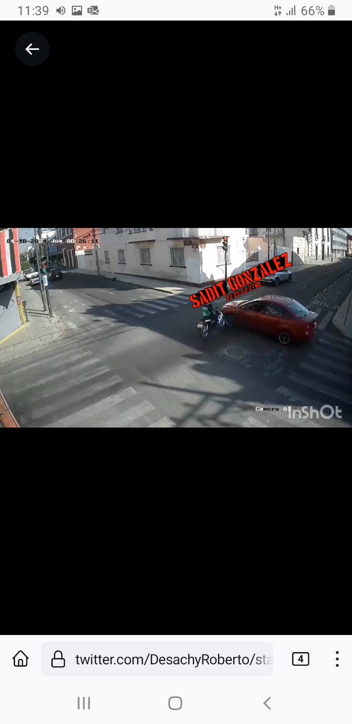 Video desde Puebla: Murió motociclista al pasarse el rojo del semáforo en el Carmen