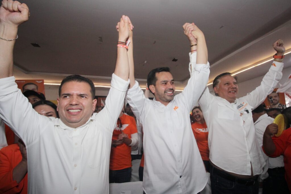 Fer Morales y Jorge Máynez pintan a San Martín Texmelucan de naranja