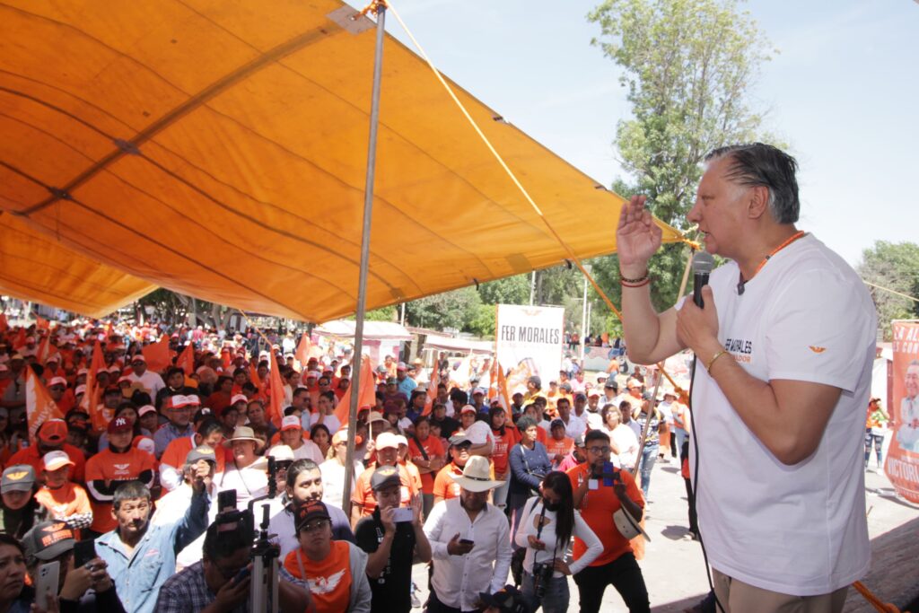 Fernando Morales y José Luis Torres pintan de Naranja la plaza de Huejotzingo