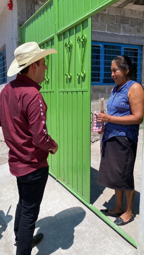 Lalo Castillo recorre las calles de Santa María Xuchiapa; recibe el respaldo de la población que lo reconoce como un hombre de trabajo y perseverante