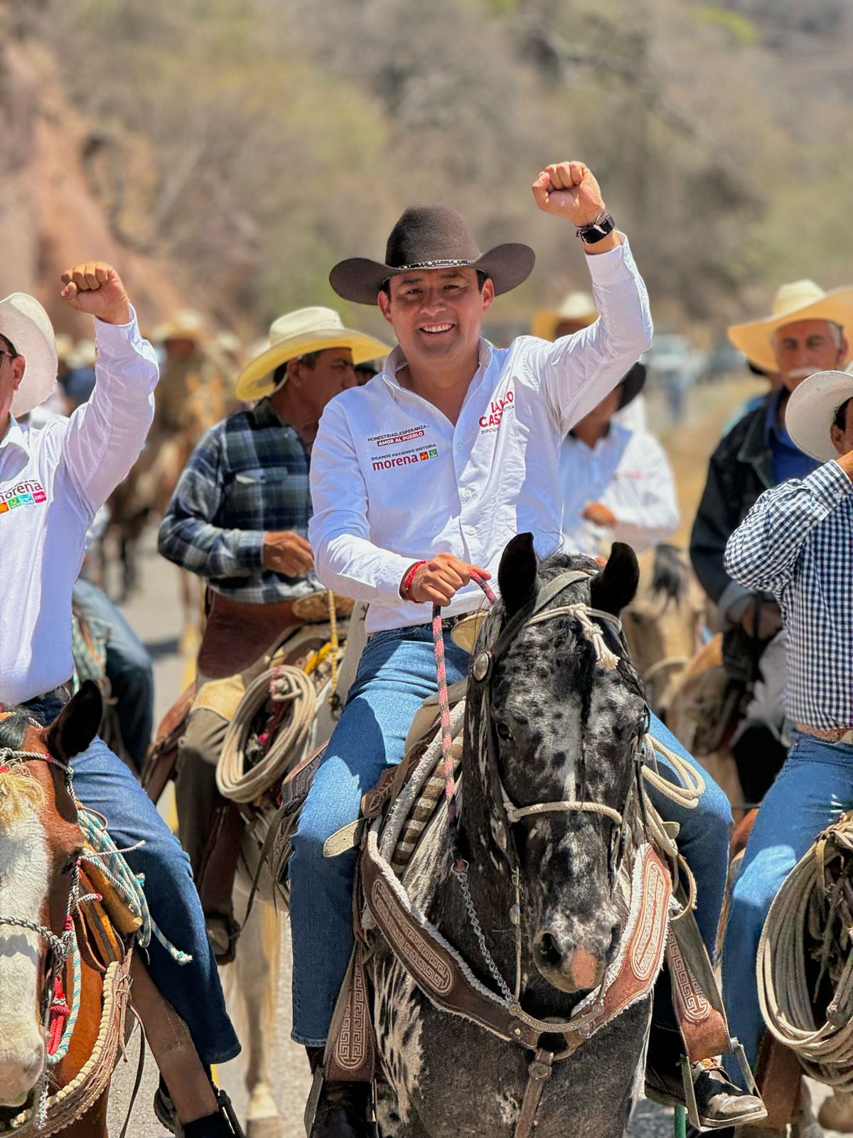 Familias de Ayoxuxtla de Zapata manifiestan su respaldo a Lalo Castillo durante la cabalgata conmemorativa a hechos históricos y avanzando al triunfo electoral