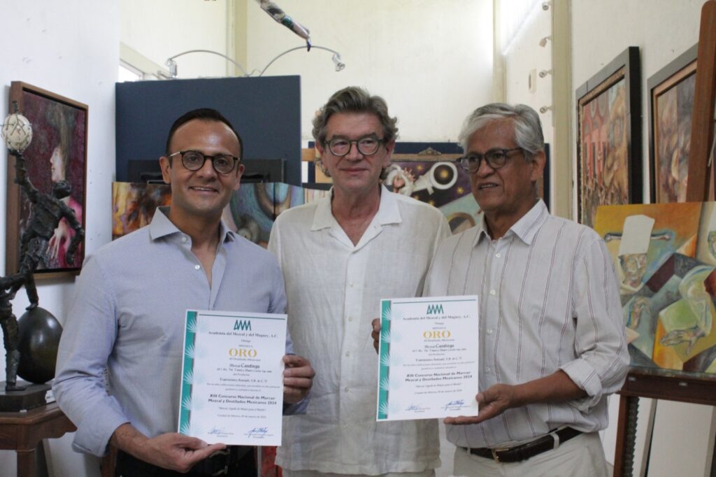 Medalla de oro al mezcal Candinga, Tobalá y Madre Cuixhe inspirado en el artista plástico José Bayro