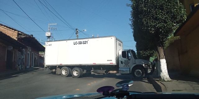 Y vialidad como siempre brilla por su ausencia: Camión bloquea el centro de Huauchinango con total impunidad