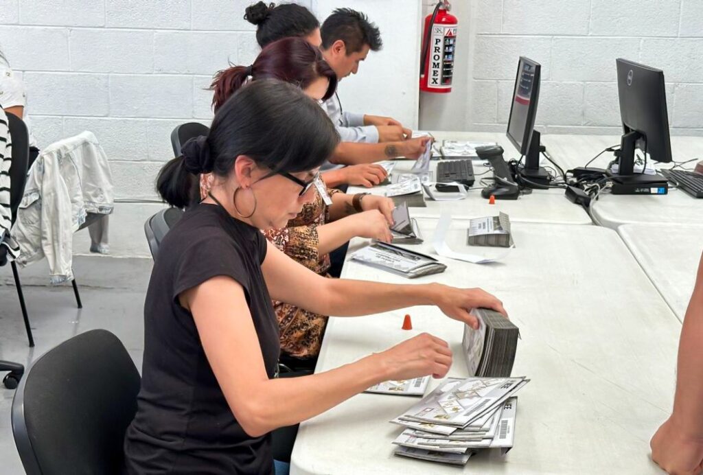 Entrega IEE material electoral para voto en el extranjero
