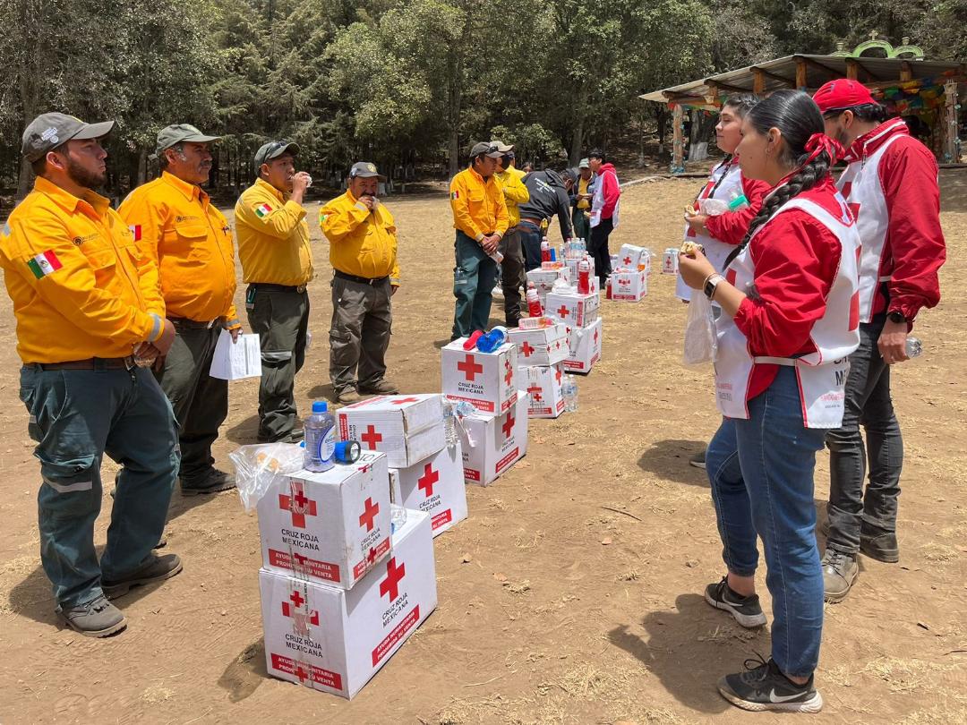 Entrega Cruz Roja Mexicana insumos y alimentos a combatientes forestales