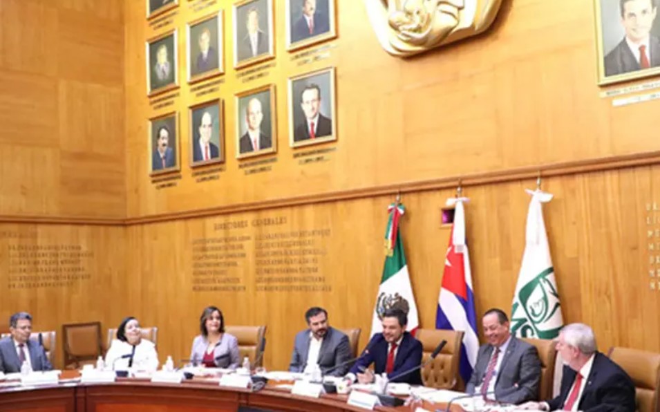 México amplía convenio con Cuba; llegan otros 123 médicos cubanos