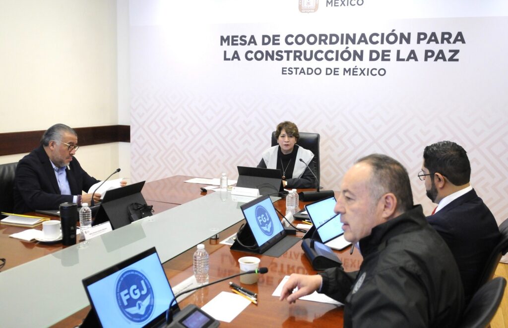 Autoridades del GEM dan seguimiento a volcadura de autobús registrada en Malinalco