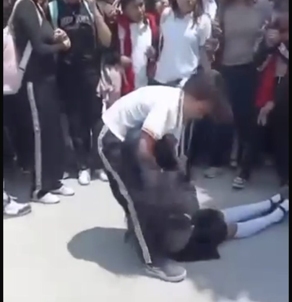 ¡De risa loca!, SEP estatal solamente da 3 días de suspensión a la alumna que golpeó a su compañera en escuela de Tochtepec