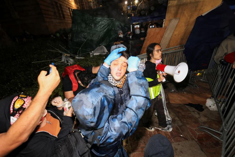 Partidarios de Israel atacan campamento propalestino en Los Ángeles, 300 manifestantes detenidos en Nueva York