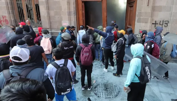 Estudiantes de Ayotzinapa atacan Palacio Nacional y dejan 26 policías heridos