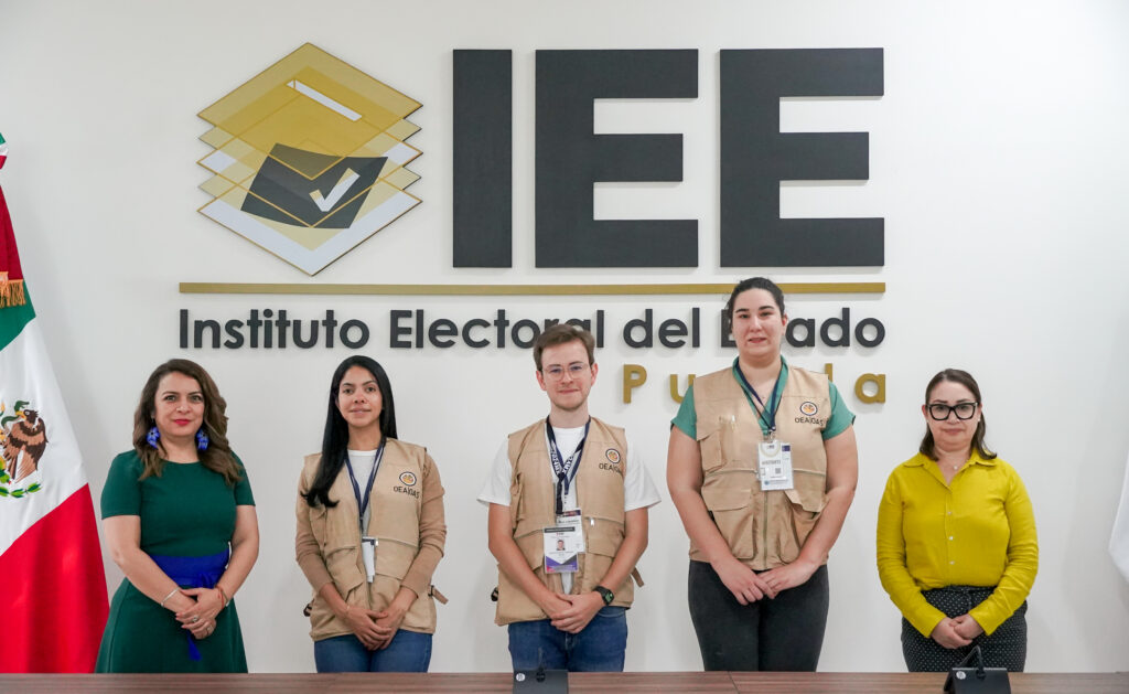 Consejeras y consejeros electorales se reúnen con observadores internacionales