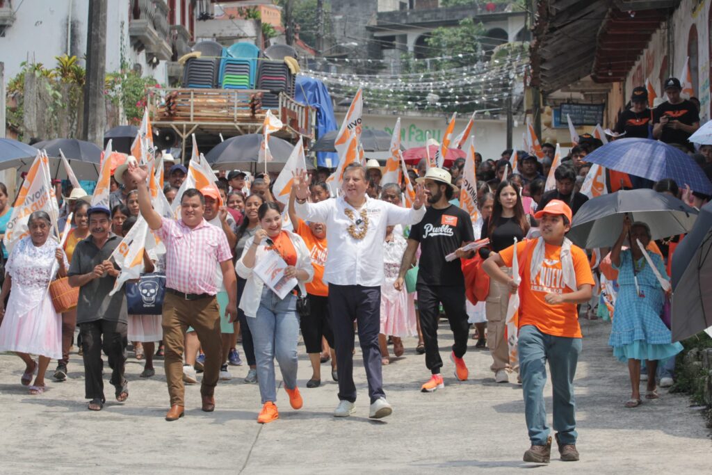 Fernando Morales visita y escucha a las y los ciudadanos de Huehuetla