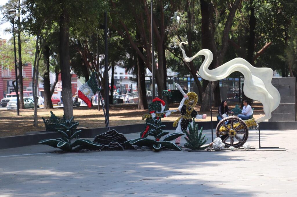 ¡Conoce los adornos alusivos al 5 de mayo en el zócalo!