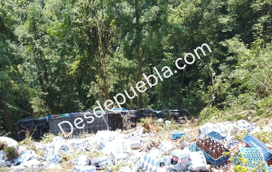Camión refresquero cayó al barranco en la carretera libre México Tuxpan
