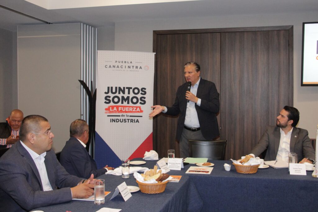 Fernando Morales conversa con representantes de la Cámara Nacional de la Industria de la Transformación (CANACINTRA)