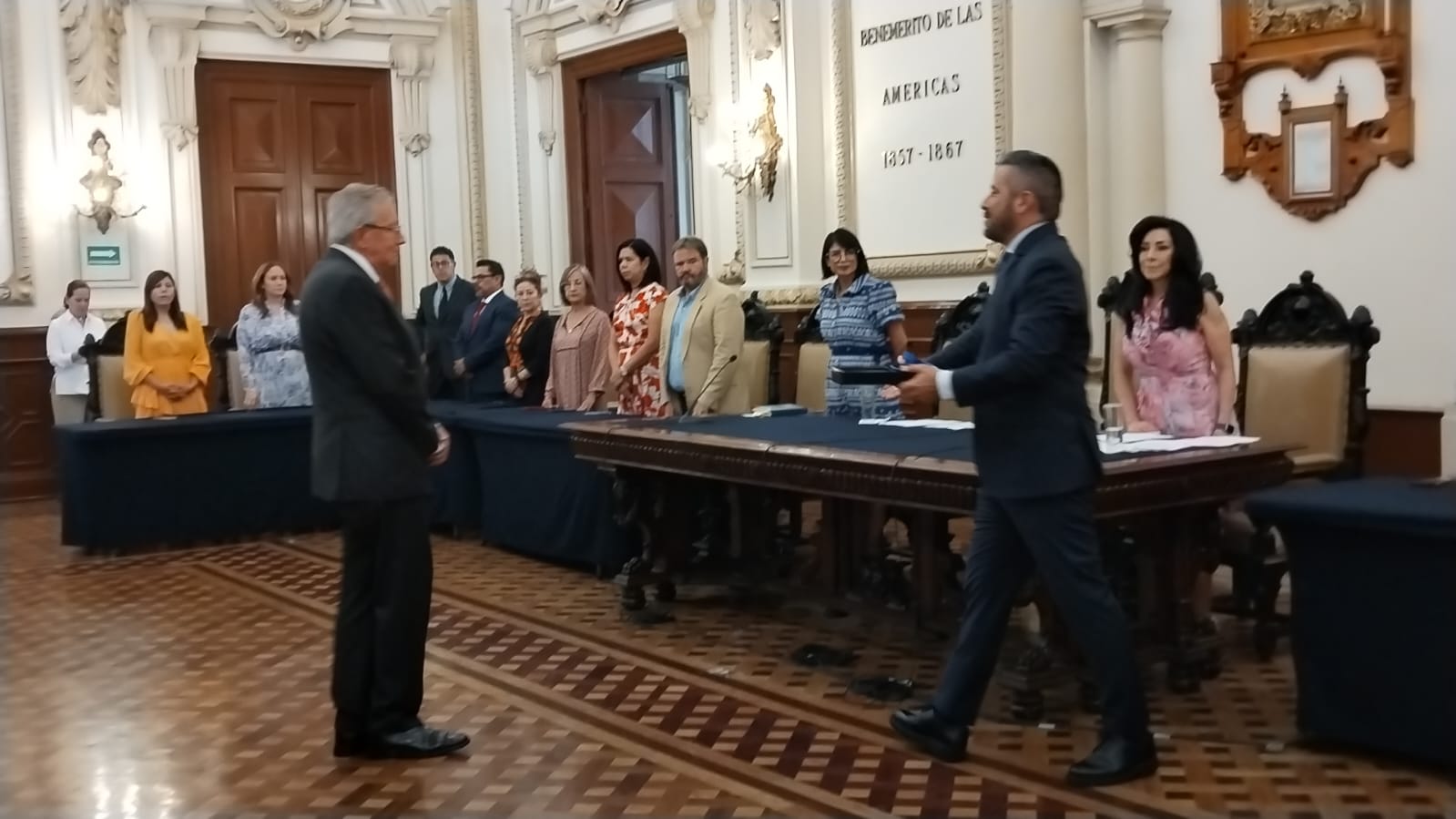 En evento oficial, Guillermo Ruiz reclama al presidente que el elevador de palacio municipal no sirve
