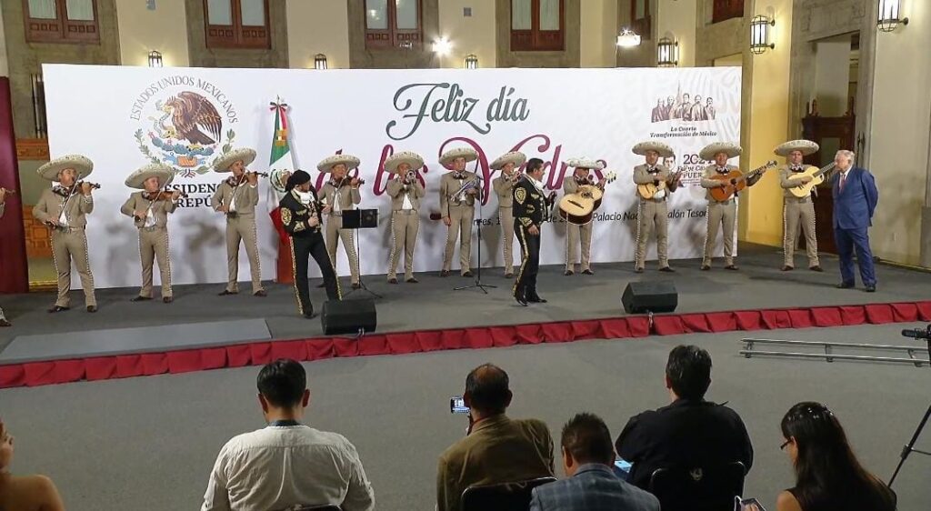 AMLO festeja a las mamás de México