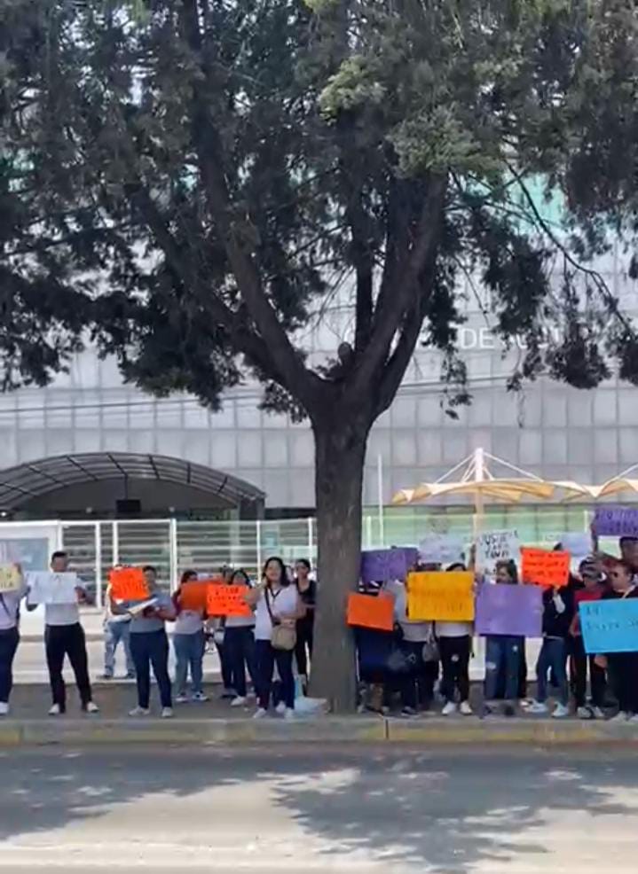 Video desde Puebla: Se manifiestan en Casa de Justicia familiares de candidata del PRI acusada por portación de armas y drogas