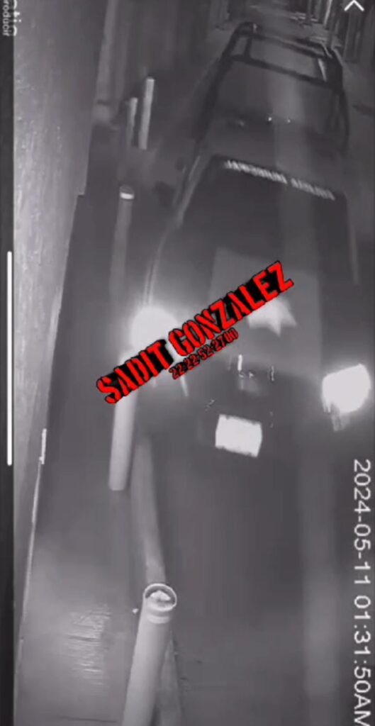 Supuestamente ebrios, policías de Tehuacán chocan contra bolardos y un poste