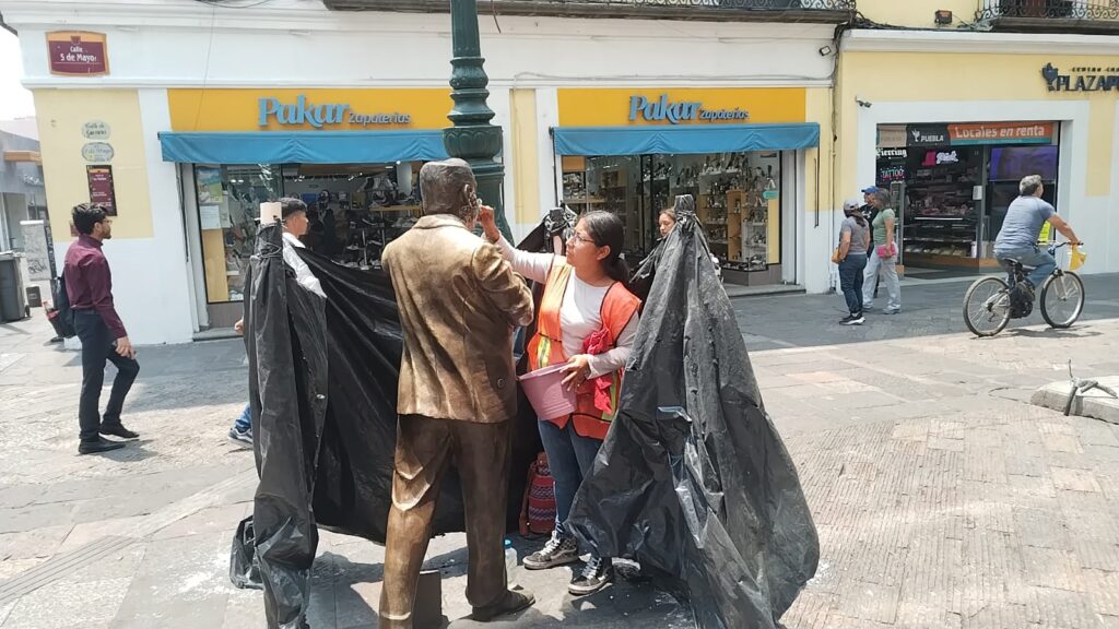 Limpiaron esculturas de la 5 de mayo