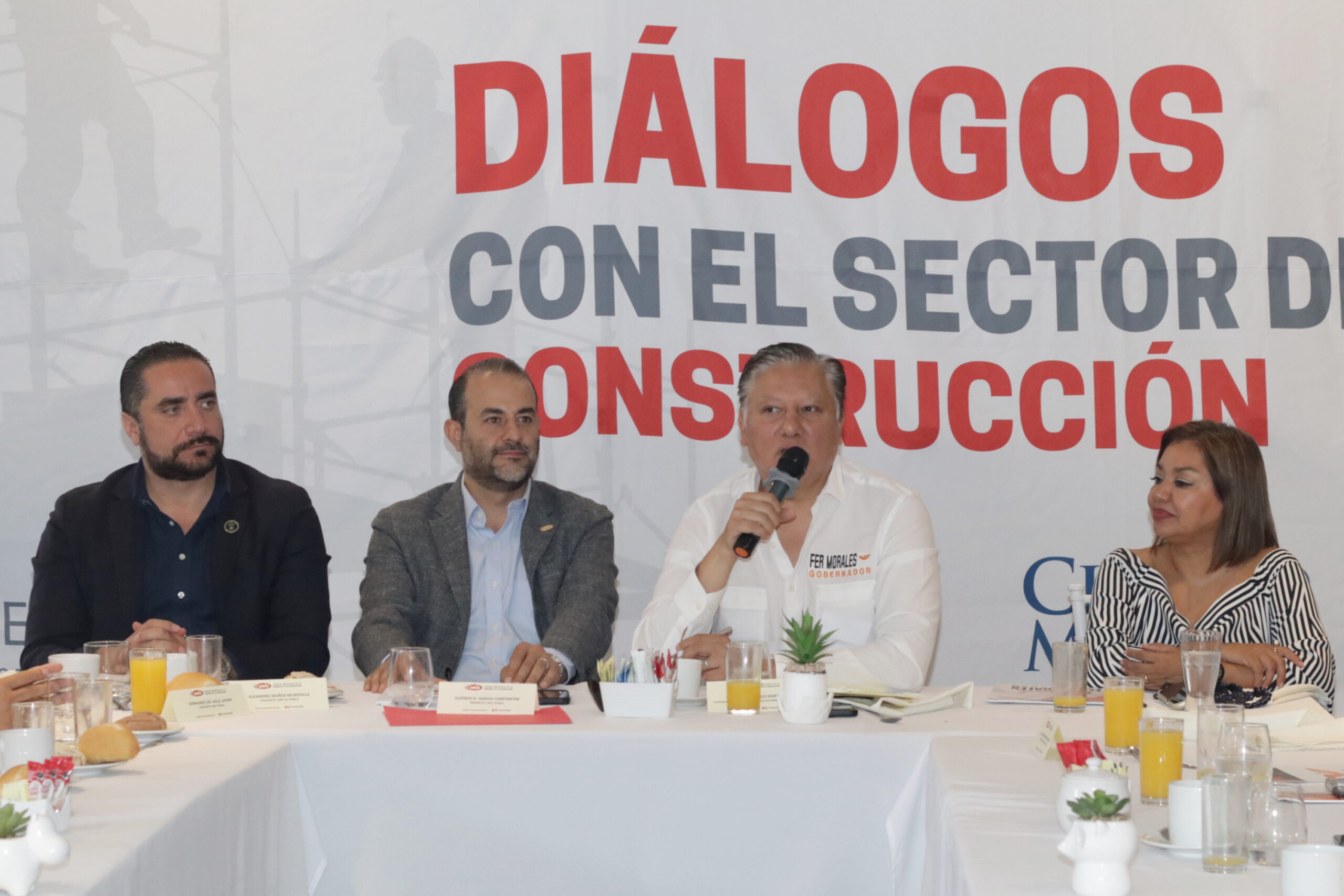 Fernando Morales firma compromisos con empresarios de la CMIC y AMPI