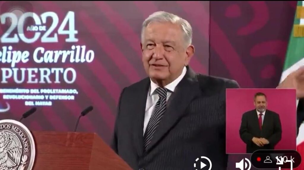 AMLO anuncia aumento salarial de 10% a maestros federales