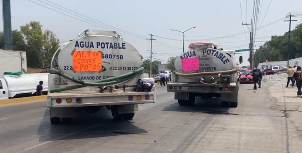 Video desde Puebla: Operadores de pipa cierran el bulevar Esteban de Antuñano