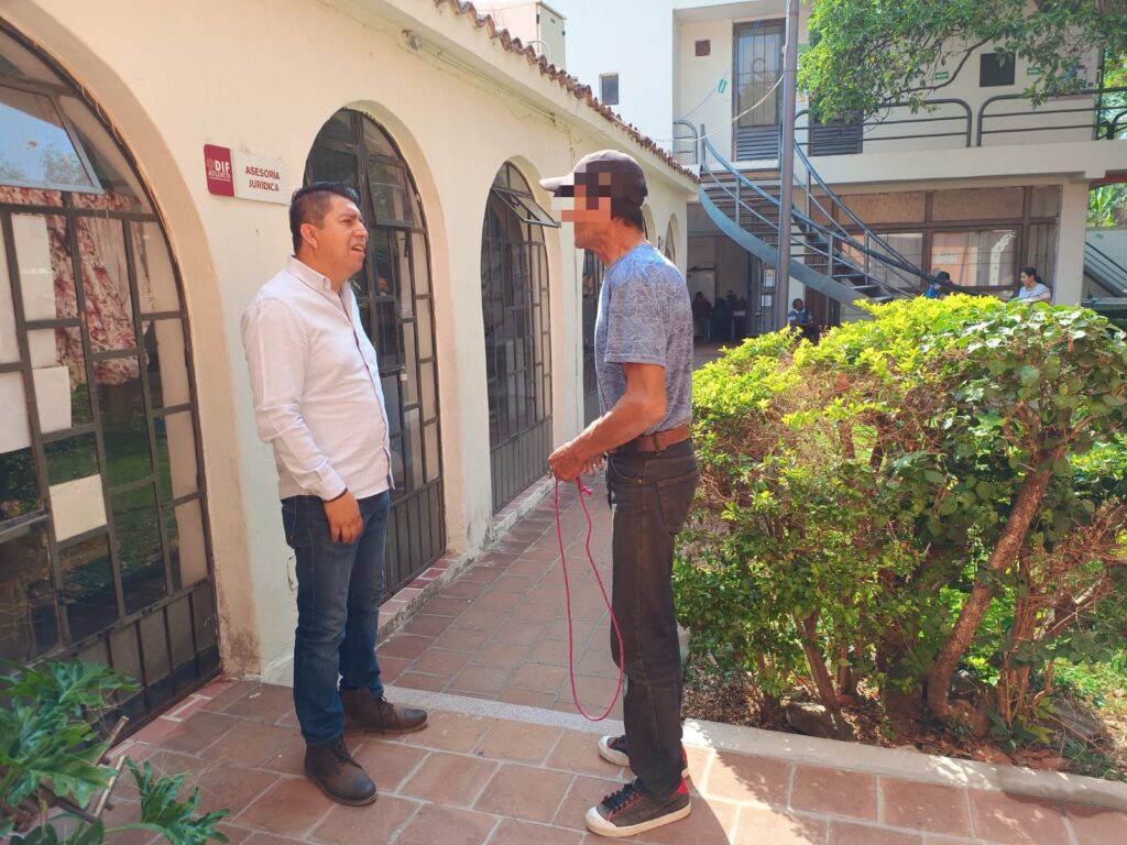 Desde Atlixco: Ayuntamiento apoya a hombre que llevaba a sus perritos en carretilla