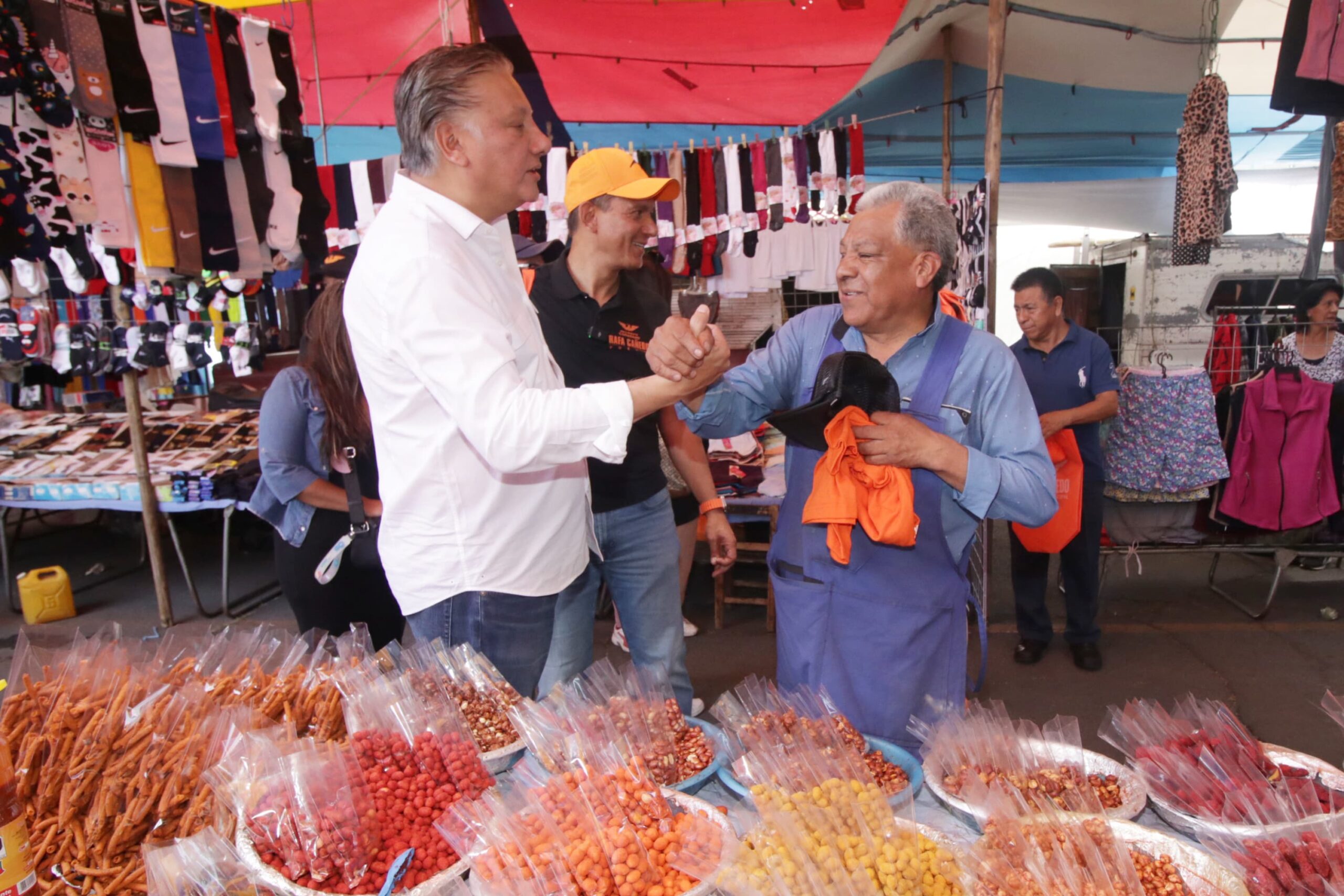 Fernando Morales visita el tianguis de “Los Lavaderos