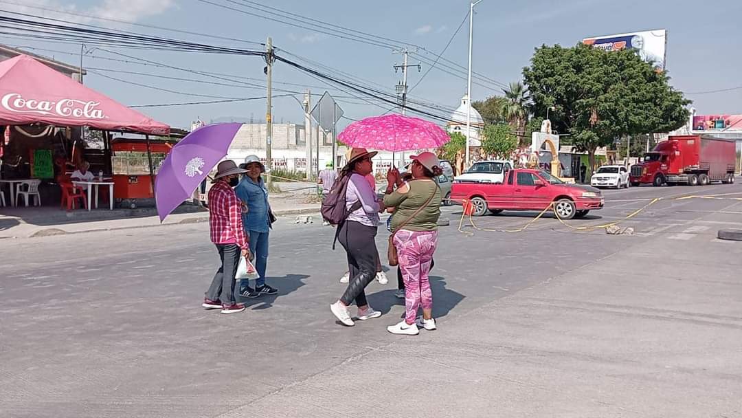 Vecinos de Tehuacán cierran carretera en disputa por el agua