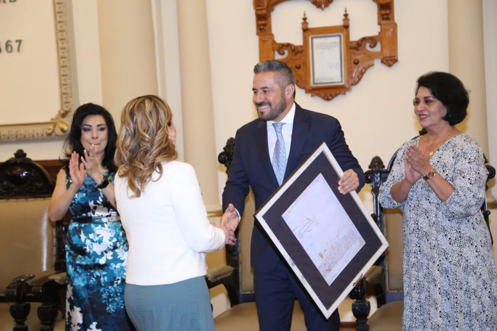 Entregan reconocimientos a empresarios