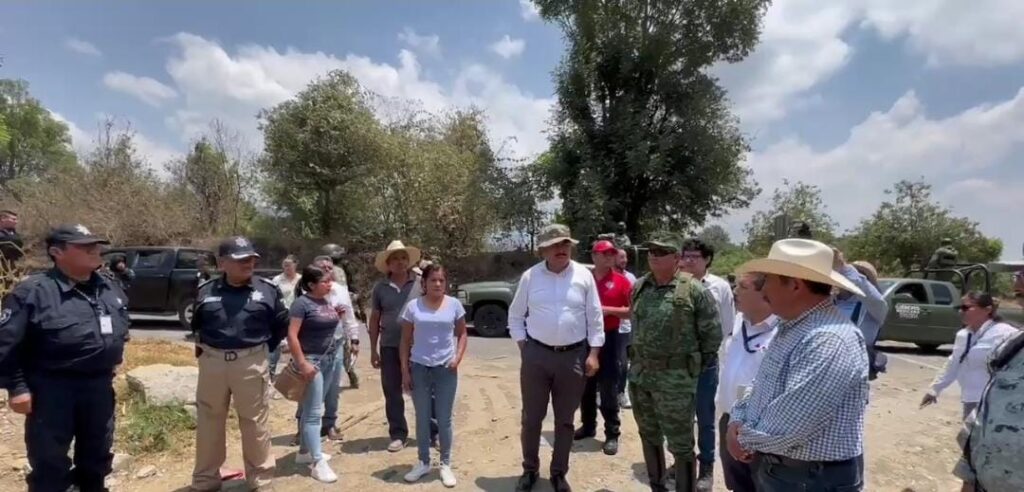 Javier Aquino supervisa las rutas de evacuación del volcán