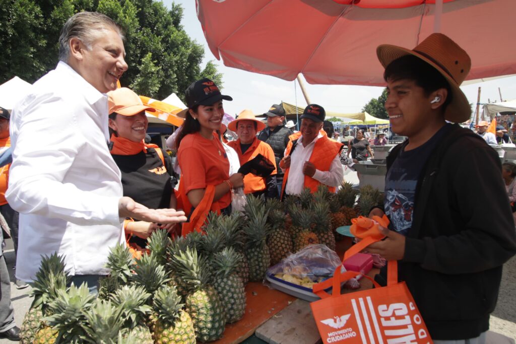 Fernando Morales visita el mercado de Tepeaca