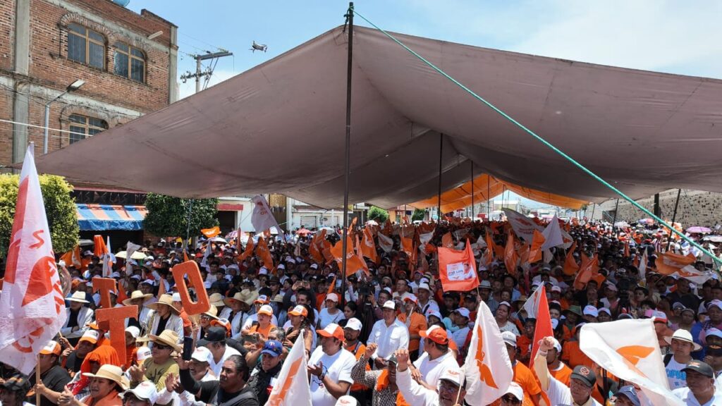Video desde Puebla: En su cierre de campaña, Fernando Morales ofrece un “salario naranja” para mujeres