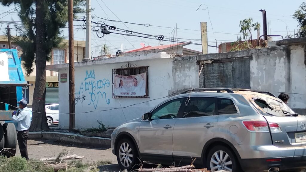 Árbol ya reportado como vulnerable cayó sobre vehículo en la colonia San Pedro
