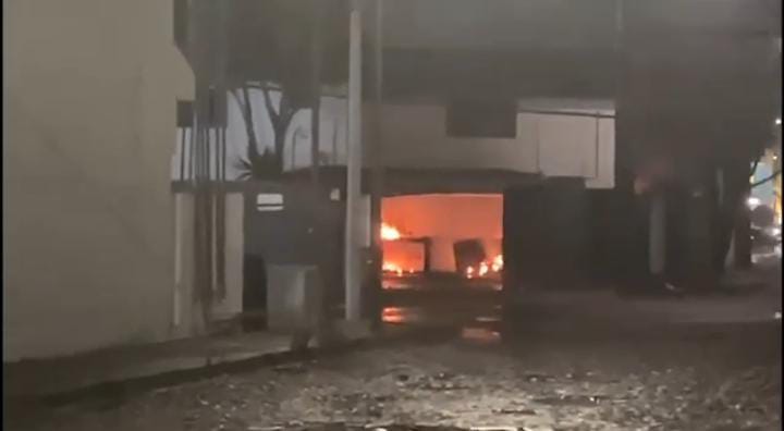 Video desde Puebla: Avientan bombas molotov a la oficina de Pepe Chedraui