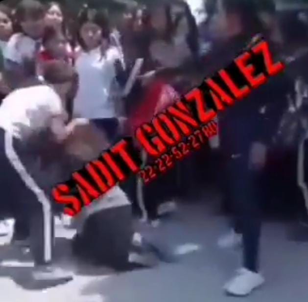 Alumna de Tochtepec dio brutal golpiza a su compañera