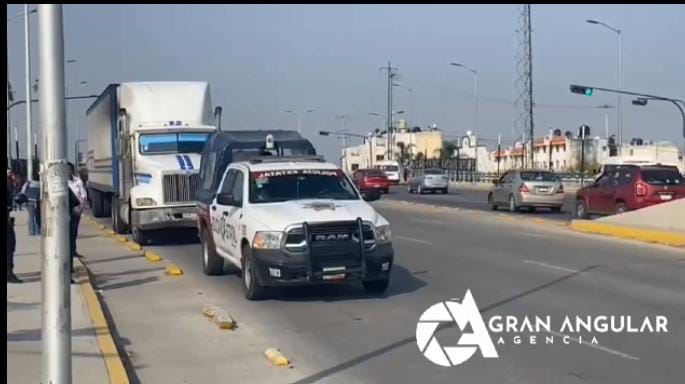 Video desde Puebla: Policía estatal rescata a conductor y recupera camión robado