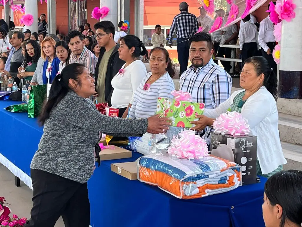 Participa Martha Espinoza en festejos por Día de la Madres en escuelas de Santa Ana y San Martín Tlamapa