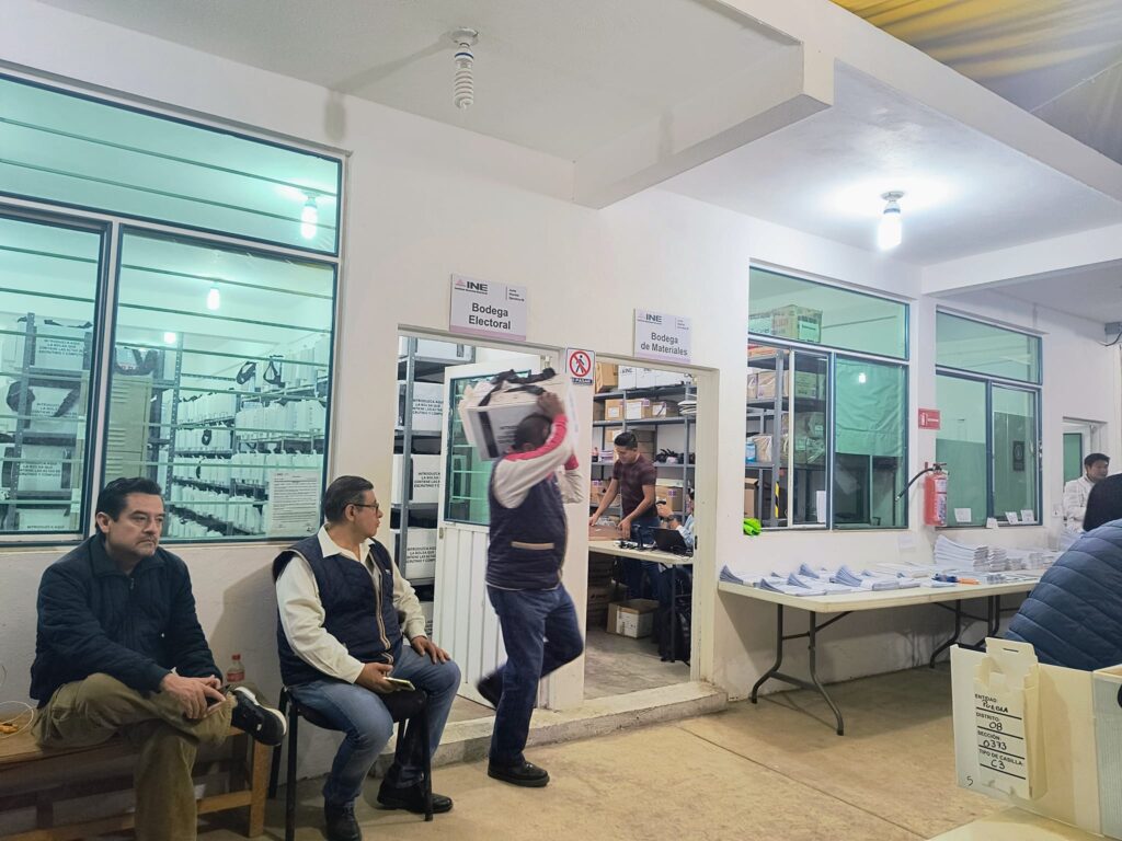 Incia INE Puebla distribución y entrega de paquetes electorales a presidencias de casilla